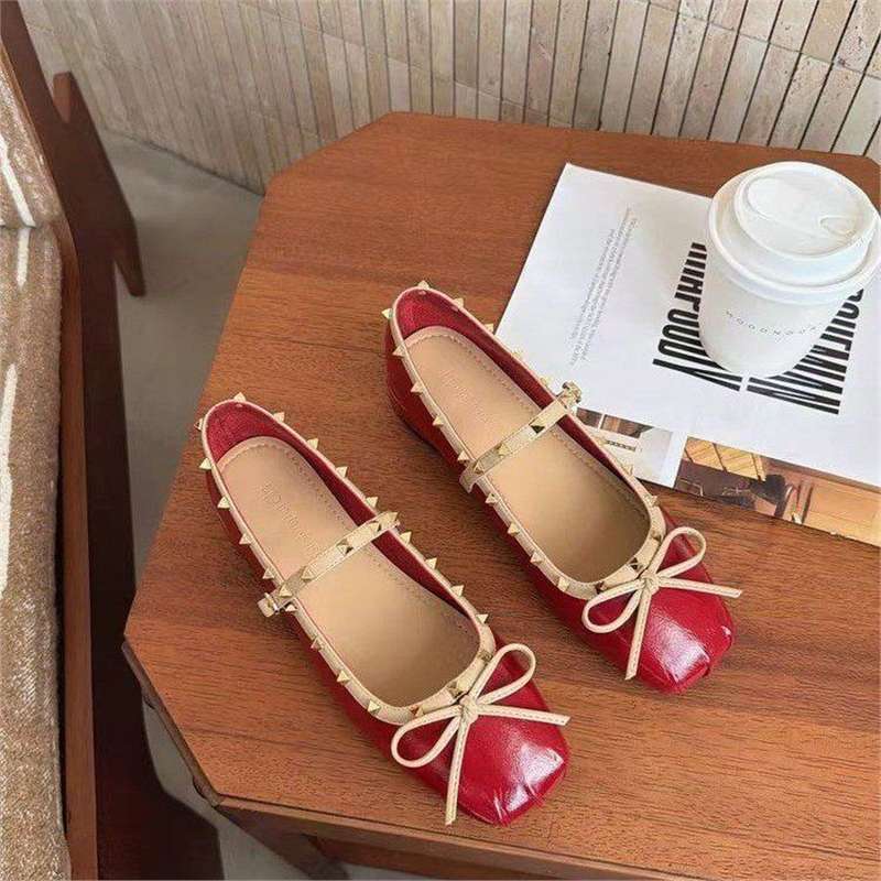 Damen Ballerina mit quadratischer Zehenbox, Nietenbesetztem Rand und verstellbarem Mary‑Jane Riemchen EB