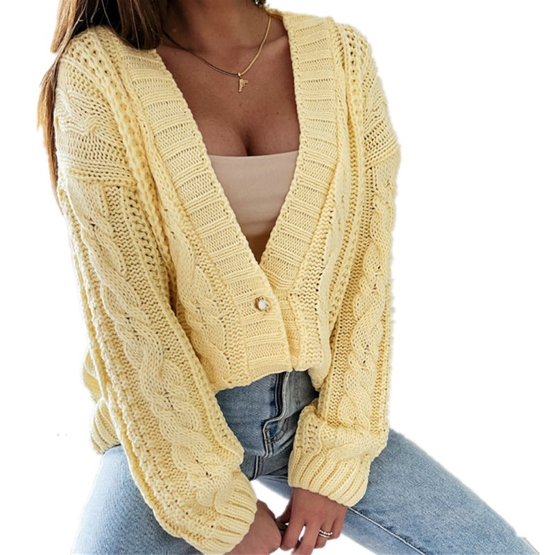 Damen Strickjacke mit dekorativem Zopfdesign und einzigartigen Knopfdetails EB