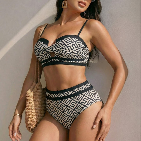 Damen Hoch geschnittener Bikini mit trendigem Cut-Out und geometrischem Muster EB