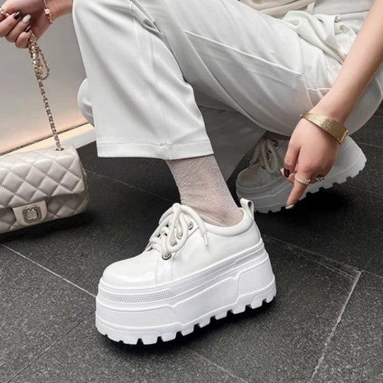 Damen Plateau-Sneaker mit eleganter Sohle und verspielten Schnürdetails EB
