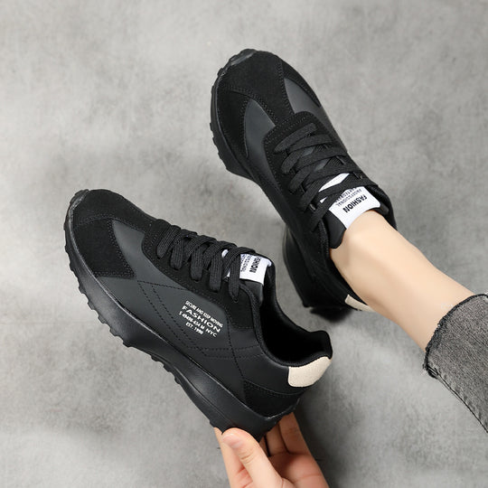 Damen nan leichte Retro-Laufsneaker aus Lederimitat und Velours mit gepolsterter Fersenstütze und rutschfester Profilsohle EB