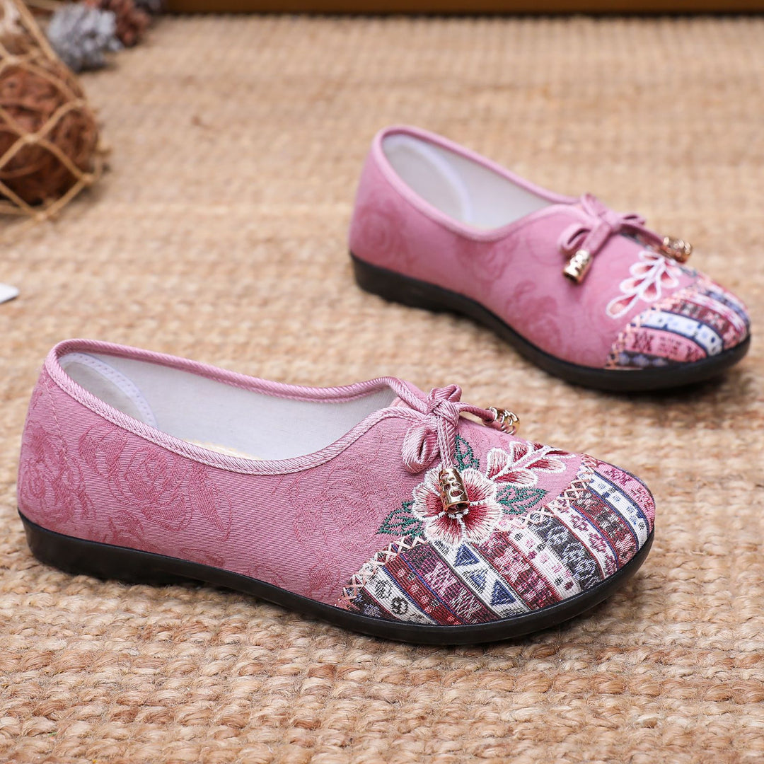 Damen Elegante und bequeme Slipper mit floralem Stickdesign EB
