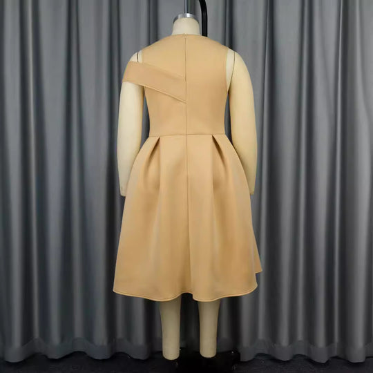 Damen Cocktailkleid mit asymmetrischem Schnitt und innovativen Plissee-Details EB