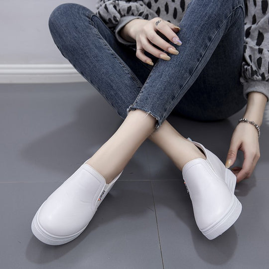 Damen Slip-On Keilsneaker mit verdecktem Keil, Lederimitat und dekorativer Stickerei EB