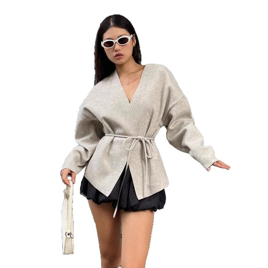 Damen eleganter Wickelmantel mit tailliertem Schnitt und modischen Details EB