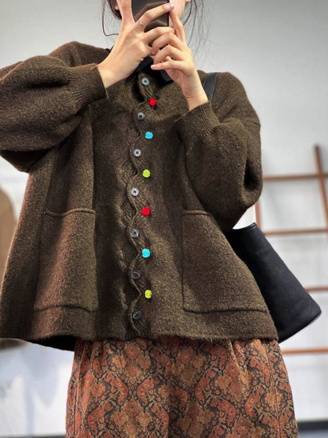 Damen Oversized Strickcardigan mit Zierknopfleiste und aufgesetzten Taschen EB