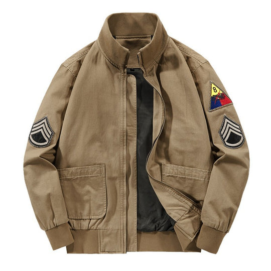 Herren nan militärisch inspirierte Bomberjacke mit aufgesetzten Patches, verdecktem Reißverschluss und elastischen Bündchen EB