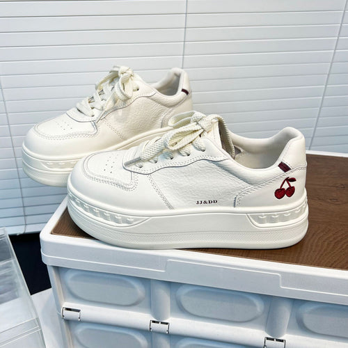 Damen Sneaker mit modischem Plateau und applikierter Kirschstickerei EB