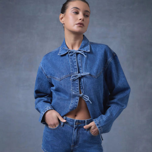Damen modische Denimjacke mit dekorativen Kordelzügen EB