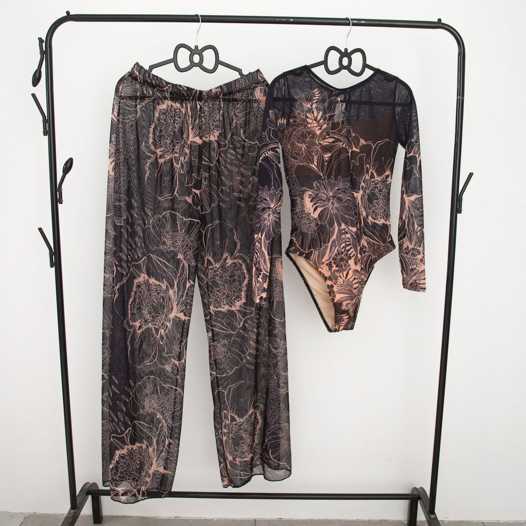 Damen modisches Badeoutfit mit langärmeligen Oberteil und lässigen Pants EB
