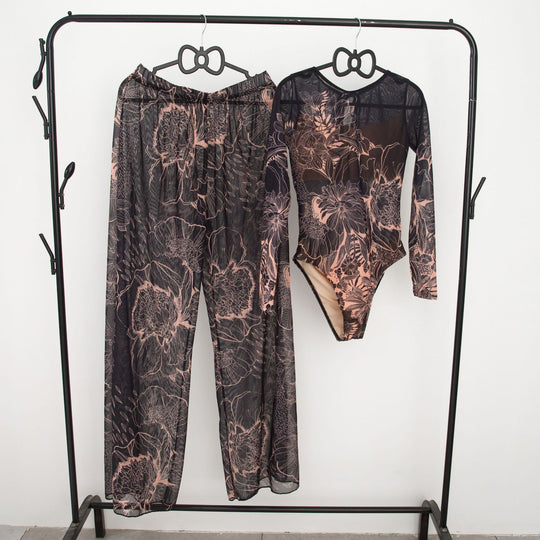Damen modisches Badeoutfit mit langärmeligen Oberteil und lässigen Pants EB