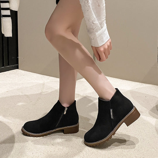 Damen nan kurze Reißverschluss-Stiefelette aus Veloursoptik mit profiliertem Traktorsohlensystem und gepolstertem Komfortfutter EB