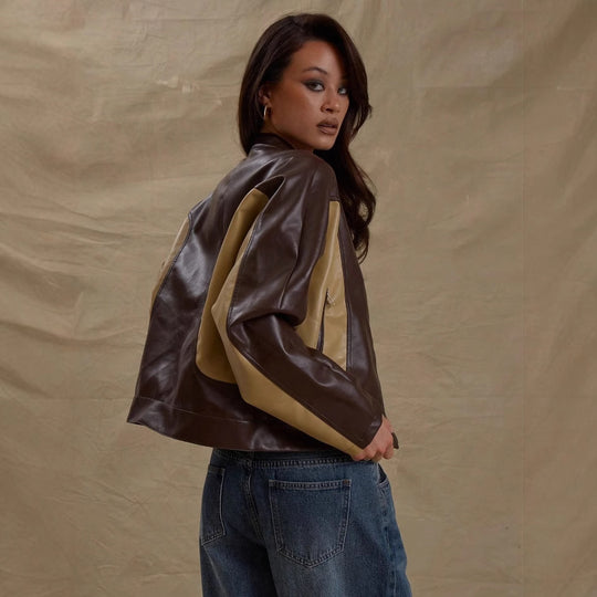Damen modische Kunstlederjacke mit kontrastierenden Ärmeln EB