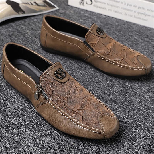 Herren elegante Lederoptik Slipper mit Zierreißverschluss, handgenähter Mokassinnaht und flexibler Komfortsohle EB