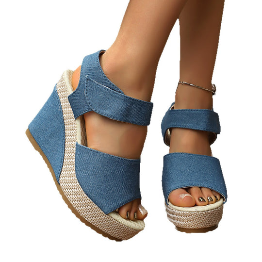 Damen Wedge-Sandalen mit breiten Riemen und luftigem Design EB