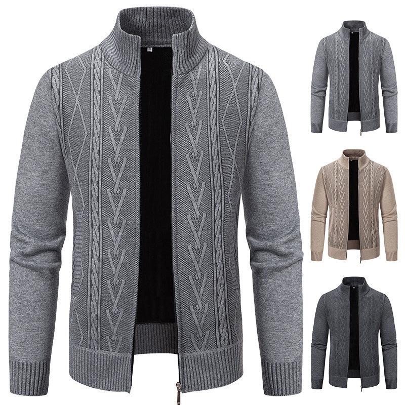 Herren Strickjacke mit modernem Zopfmuster und hohem Stehkragen EB