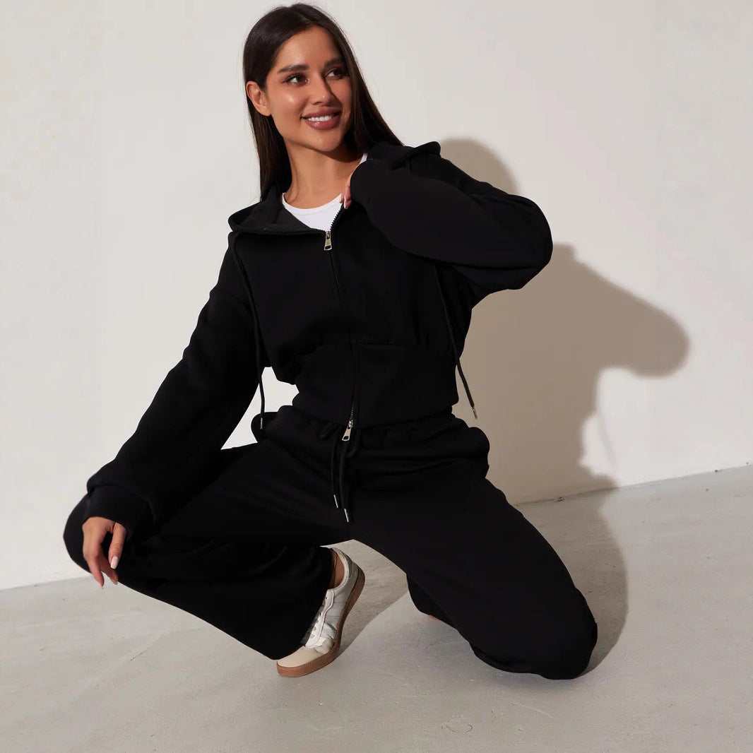 Damen kurzes Kapuzen-Zipshirt mit tailliertem Tunnelzug und weit geschnittene High-Waist-Loungehose Eichborn Berlin