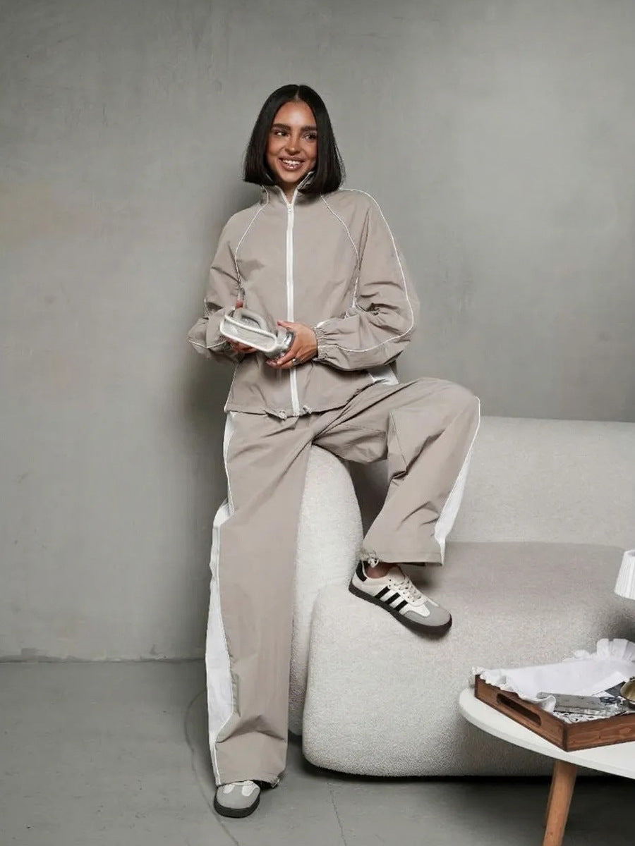 Damen sportlich-elegantes Trackset mit Stehkragen, Reißverschlussjacke und weitem Seitenstreifen-Hose Eichborn Berlin