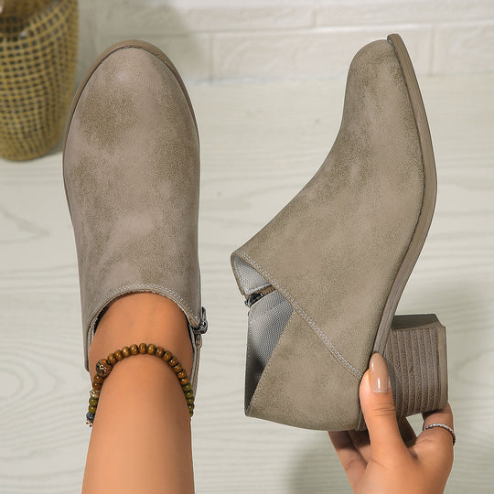 Damen kurze Stiefelette mit seitlichem Reißverschluss gepolstertem Komfortfußbett und stabilem Blockabsatz EB