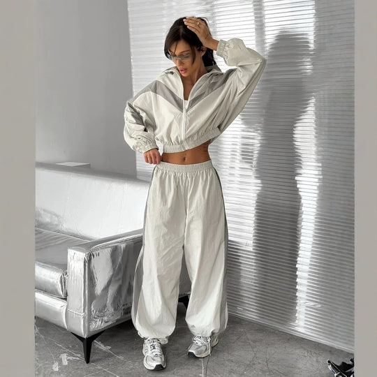 Damen nan Satin-Trackset mit Stehkragen, Chevron-Streifen und Kordelzug EB