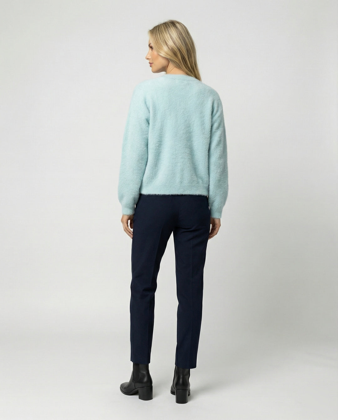 Damen flauschige Kurzstrickjacke im Angora-Optik mit Perlenknöpfen EB