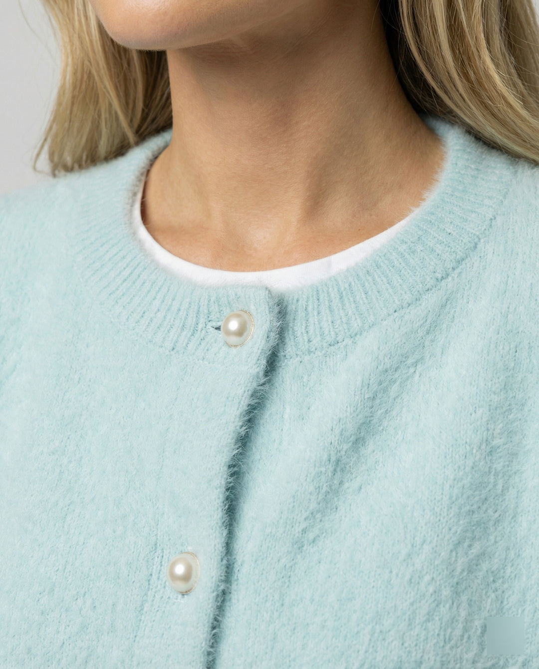 Damen flauschige Kurzstrickjacke im Angora-Optik mit Perlenknöpfen EB