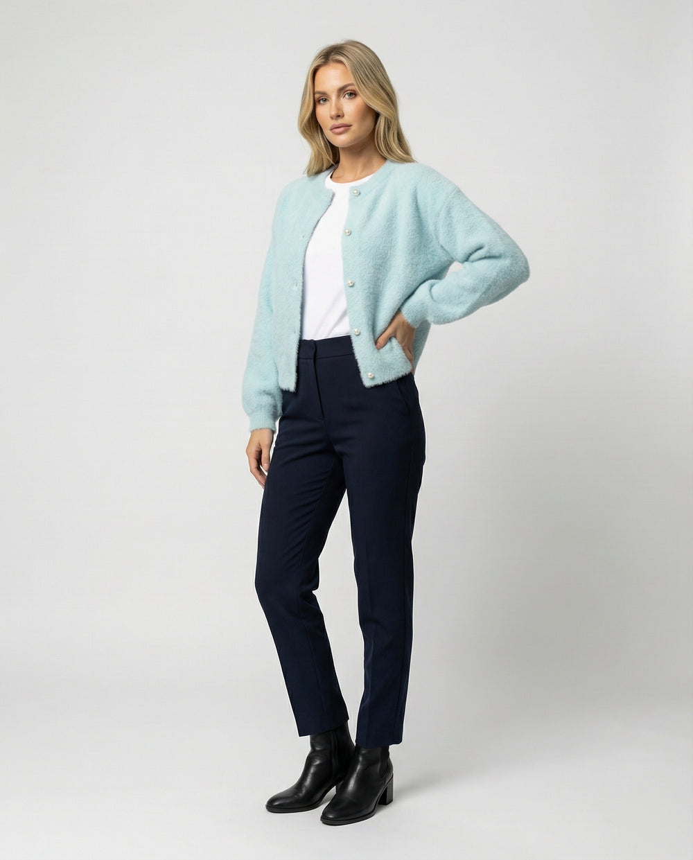 Damen flauschige Kurzstrickjacke im Angora-Optik mit Perlenknöpfen EB