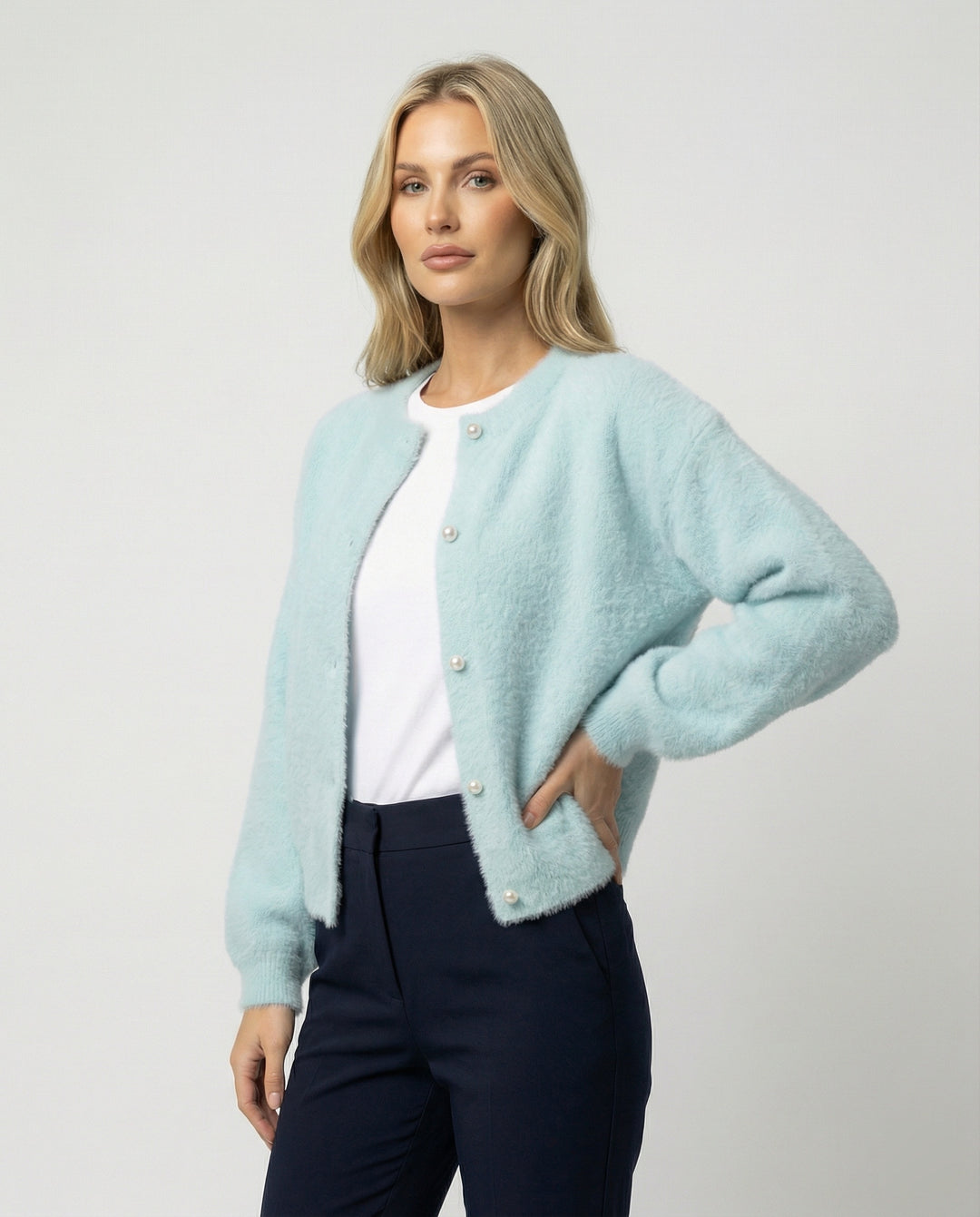 Damen flauschige Kurzstrickjacke im Angora-Optik mit Perlenknöpfen EB
