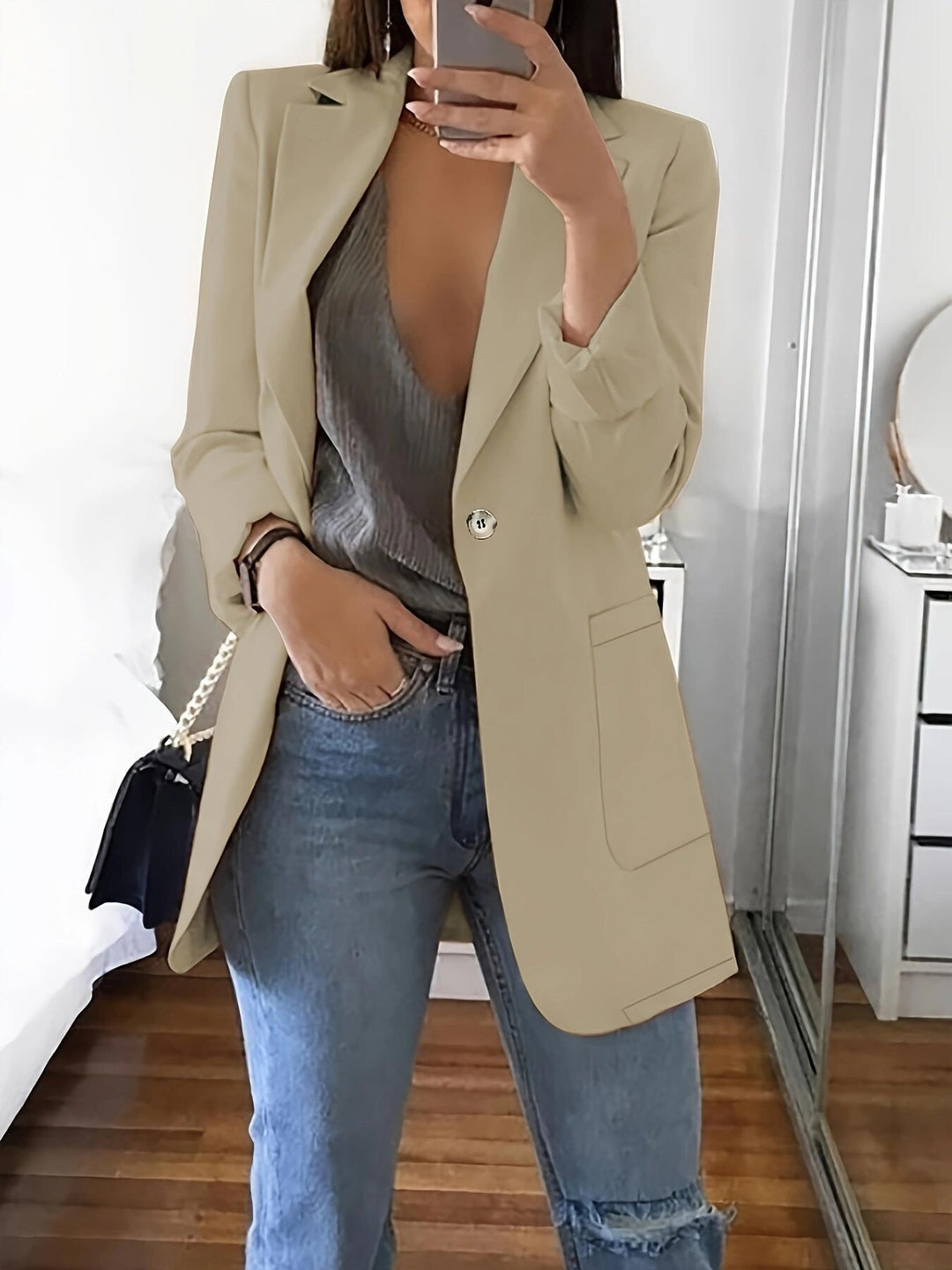 DamenStylische Blazerjacke mit glänzenden Knopfdetails und großzügigen Taschen EB