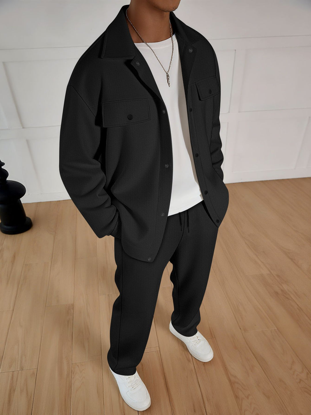Herren nan zweiteiliges Overshirt-Lounge-Set mit aufgesetzten Klappentaschen, Kordelzug-Hose und feiner Waffelstruktur Eichborn Berlin