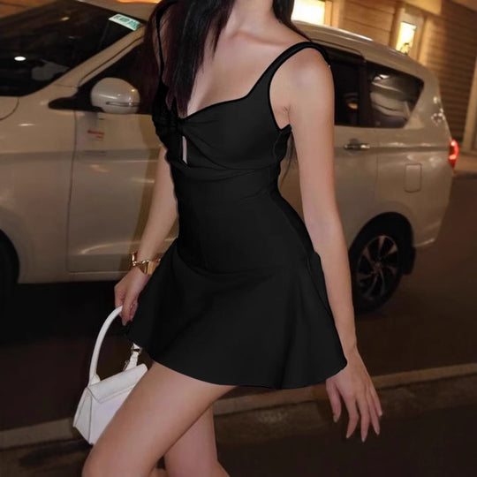 Damen Verspieltes Mini-Kleid mit attraktiven Cut-Out-Details und Schleifenapplikation EB