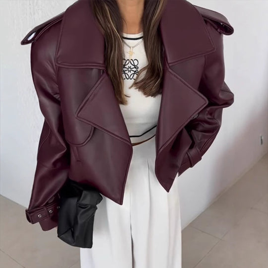 Damen Kunstlederjacke im cropped Stil mit modernen Details und praktischen Taschen EB