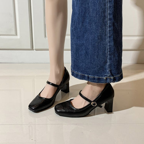 Damen Pumps mit elegantem Absatz und Riemen EB