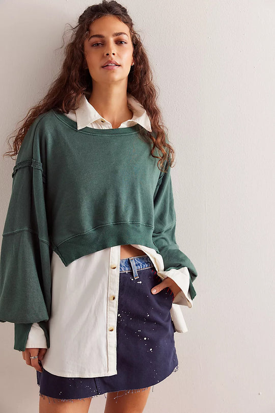 Damen cropped Oversize-Sweatshirt mit Daumenloch, fransigem Saum und weitem Raglanärmel Eichborn Berlin
