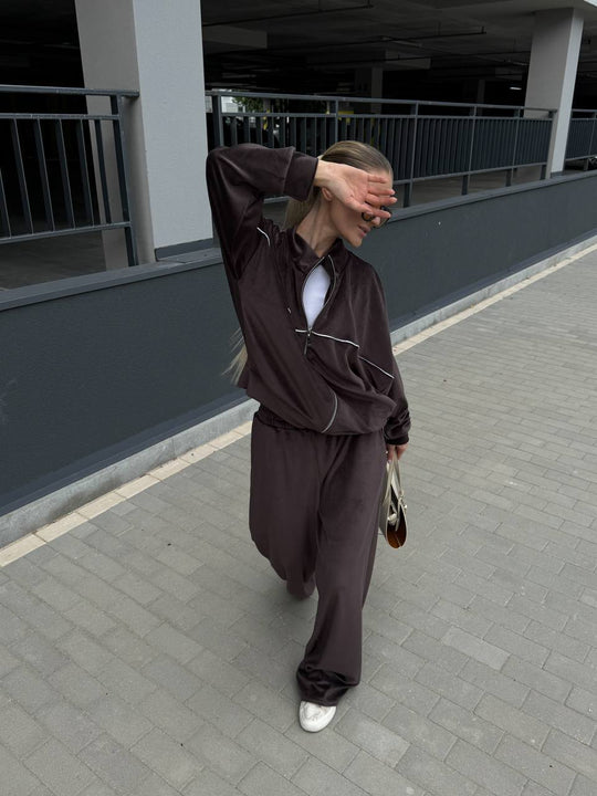 Damen sportive Oversize-Fleecejacke mit diagonaler Reißverschluss-Optik und weit geschnittener High-Waist-Jogginghose Eichborn Berlin