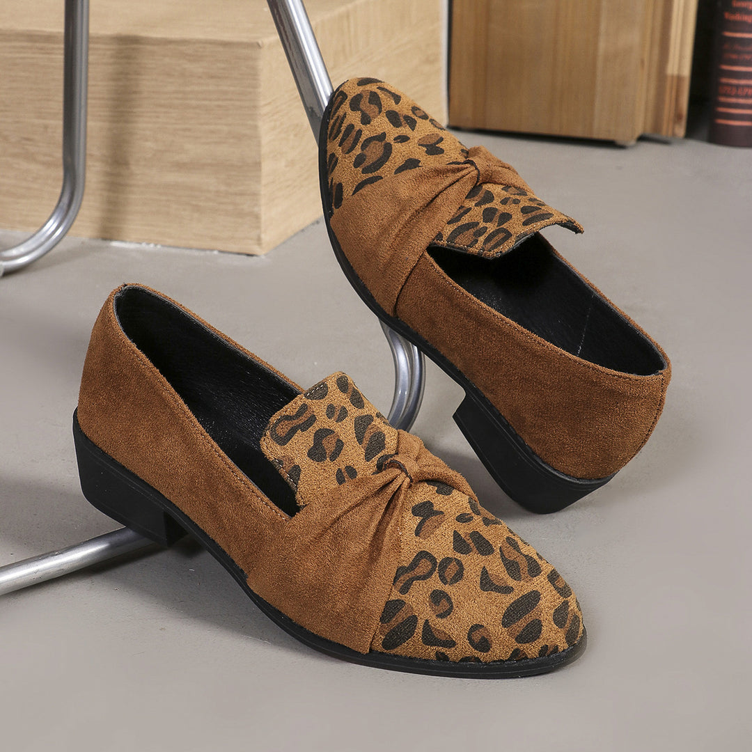 Damen Veloursleder-Loafer mit goldener Kettenapplikation und kleinem Blockabsatz EB