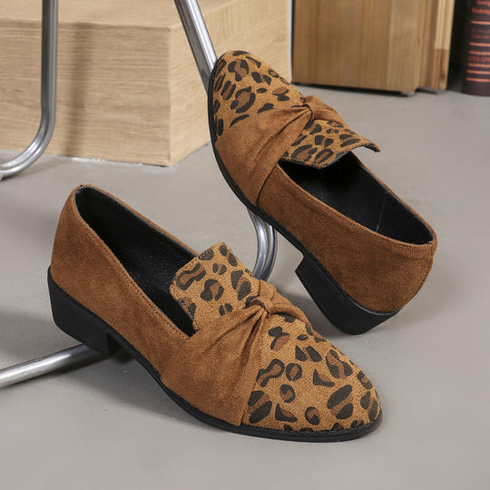 Damen Veloursleder-Loafer mit goldener Kettenapplikation und kleinem Blockabsatz EB