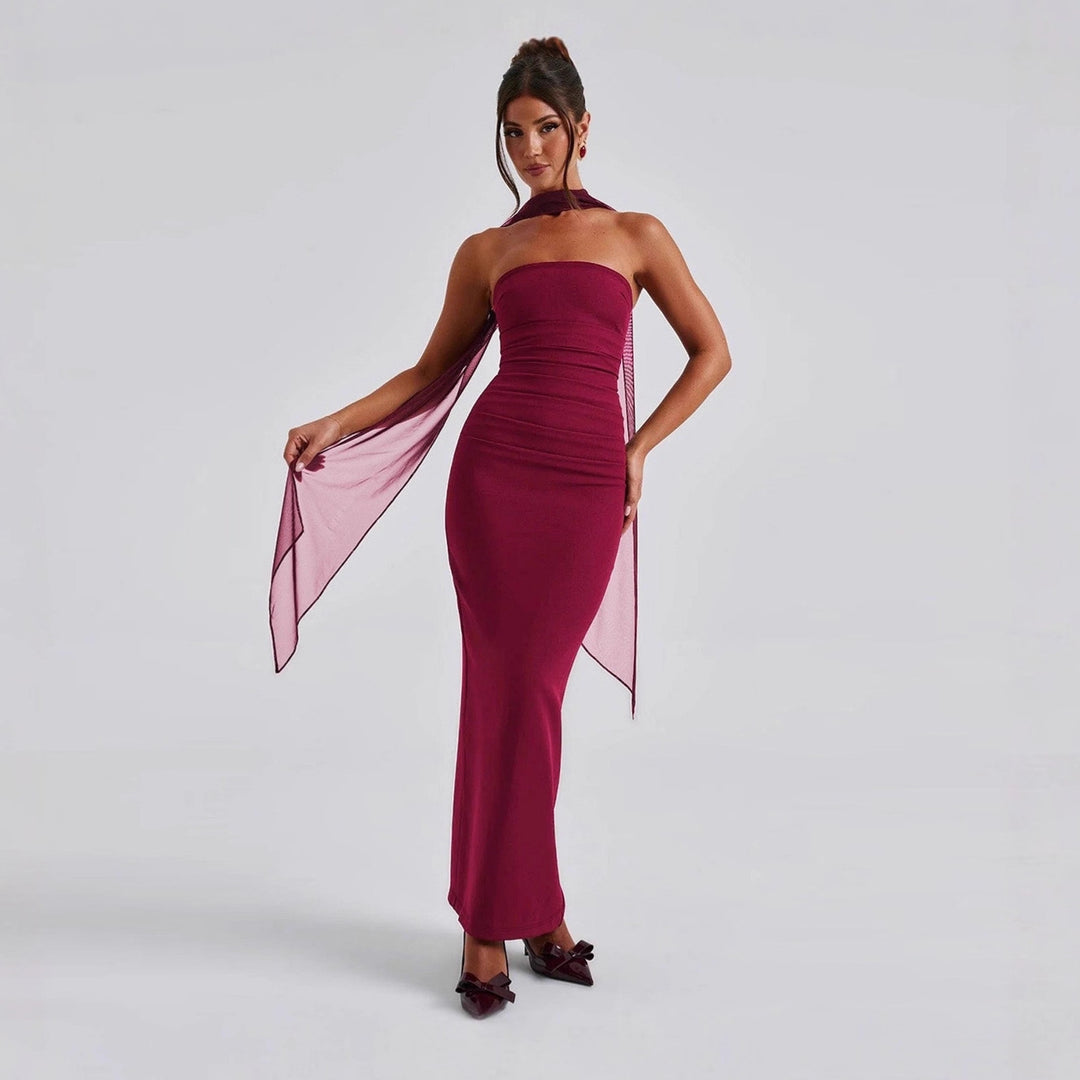 Damen figurbetontes Abendkleid mit Schulterband und langen Handschuhen EB