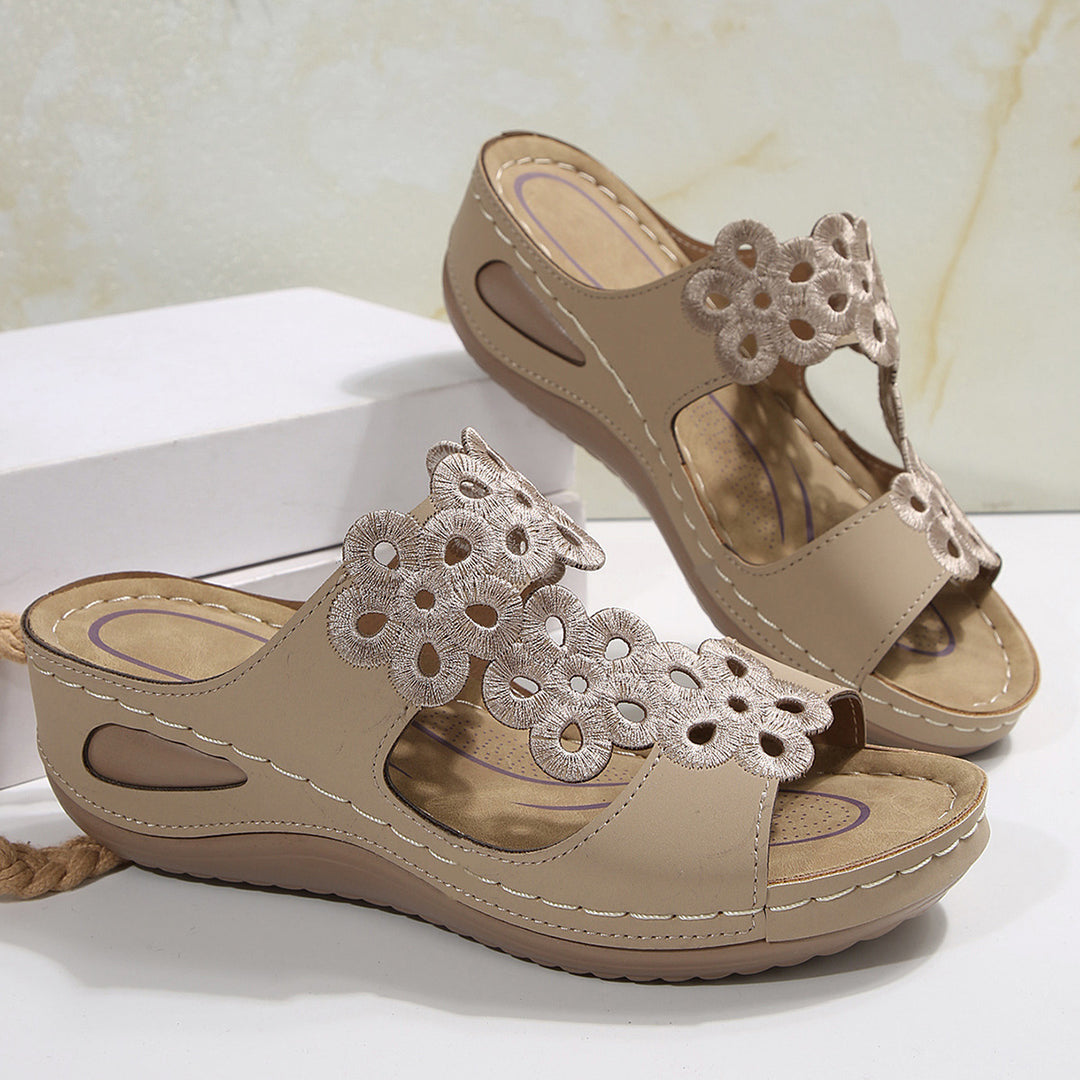 Damen Elegante Plateau-Sandaletten mit floralen Applikationen und atmungsaktiver Sohle EB