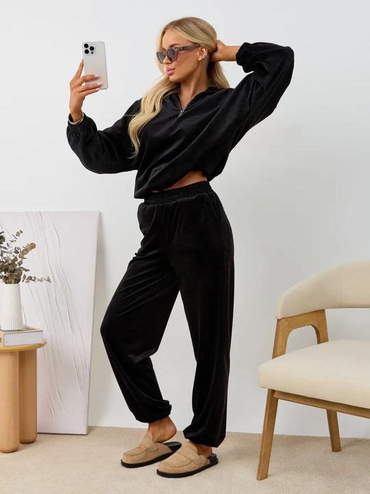 Damen samtiges zweiteiliges Lounge-Set mit Kapuzen-Halbzip und elastischer Bundhose EB