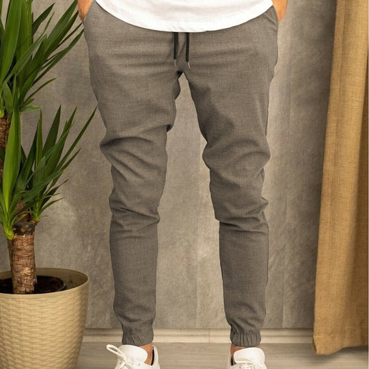 Herren Slim-Fit Jogginghose mit elastischem Bund und praktischen Seitenklapptaschen EB