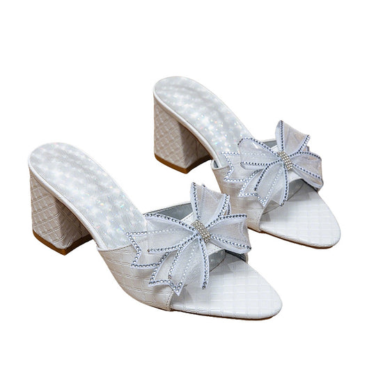Damen Glamouröse Mules mit funkelnden Schmetterlingsdetails EB