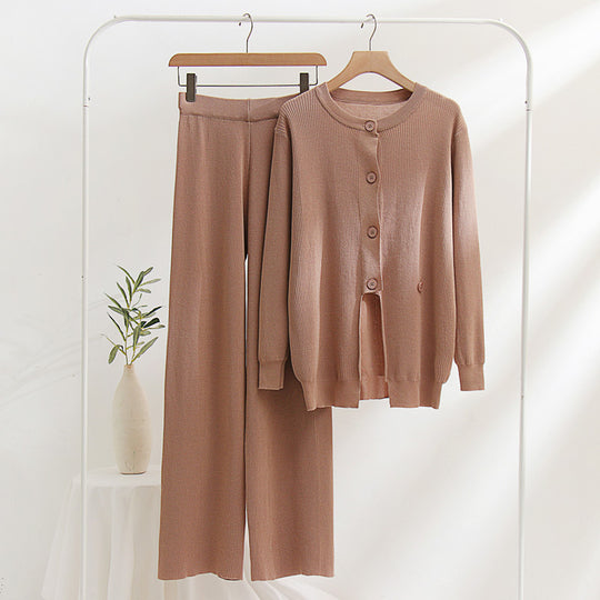 Damen strickendes Loungewear-Set mit feinem Rippmuster und herausragenden Knopfdetails EB