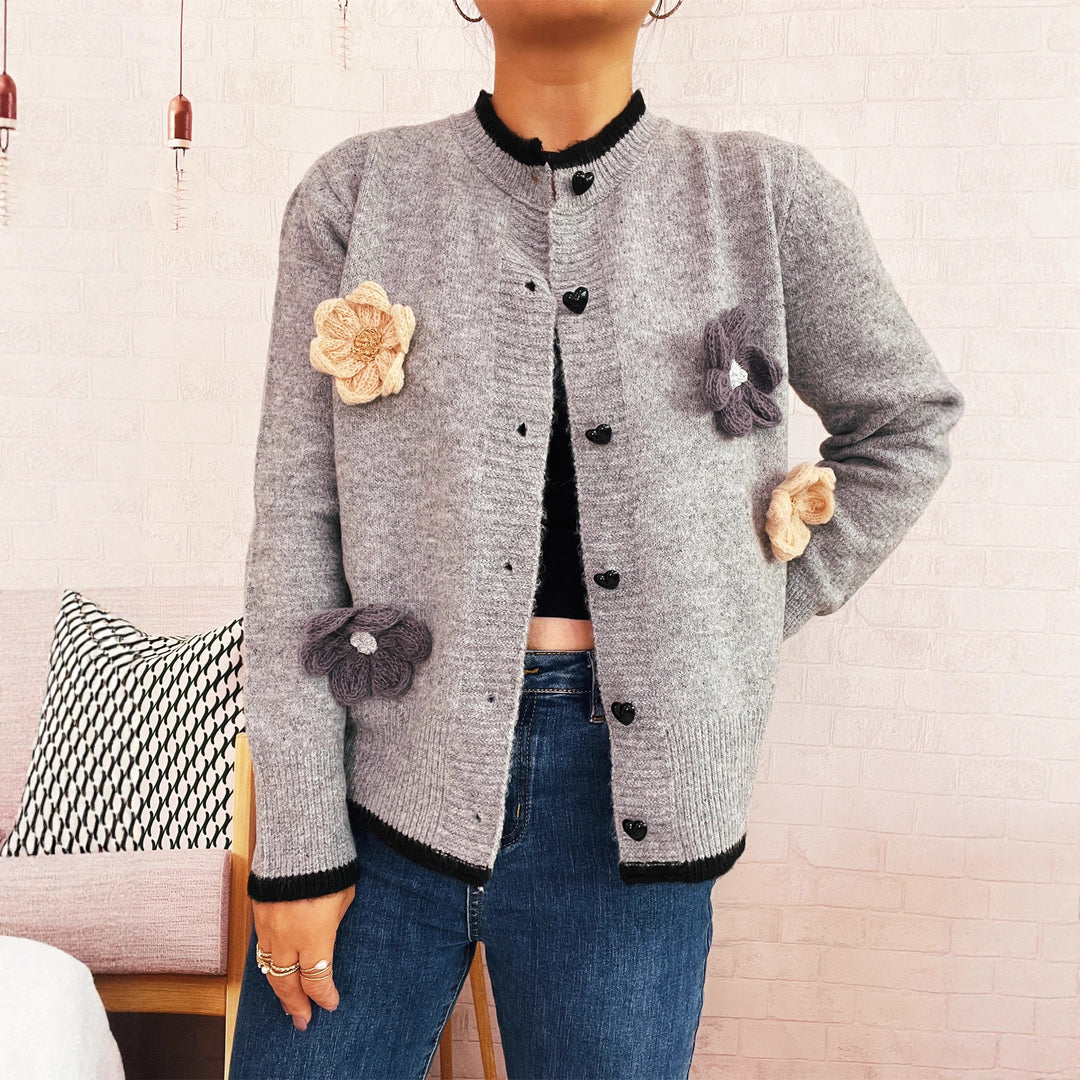 Damen Strickjacke mit floralem Design und dekorativen Herzknöpfen EB