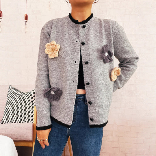 Damen Strickjacke mit floralem Design und dekorativen Herzknöpfen EB