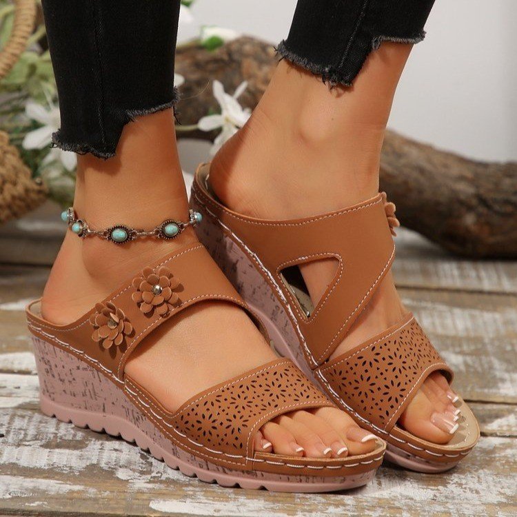 Damen Komfortable Sandalen mit floraler Perforation und ergonomischem Fußbett EB