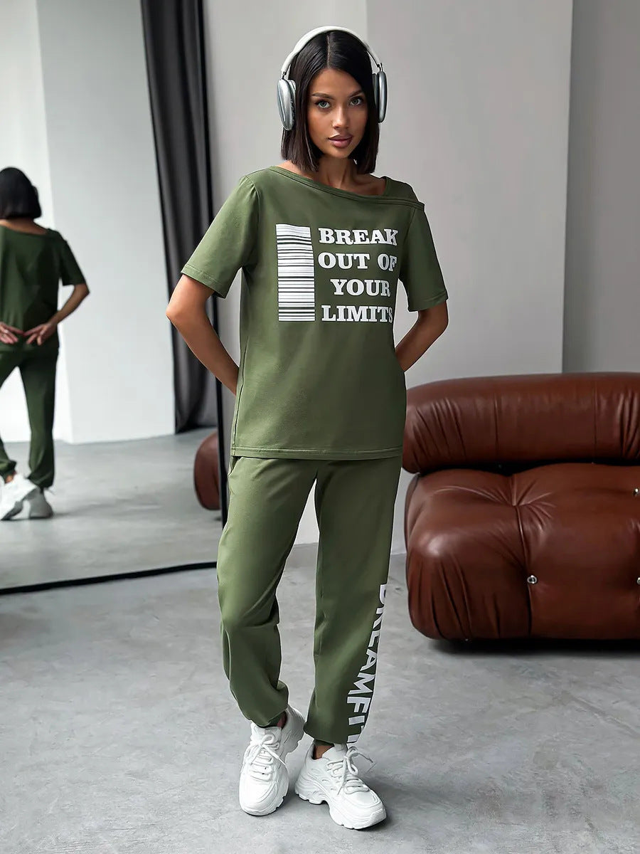 Damen lässiges Lounge-Set mit Cut-Out Schulter und Statement-Print Eichborn Berlin