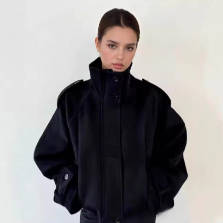 Damen nan kurze Wolljacke mit Stehkragen, Schulterklappen, verdeckter Knopfleiste und verstellbaren Manschetten EB
