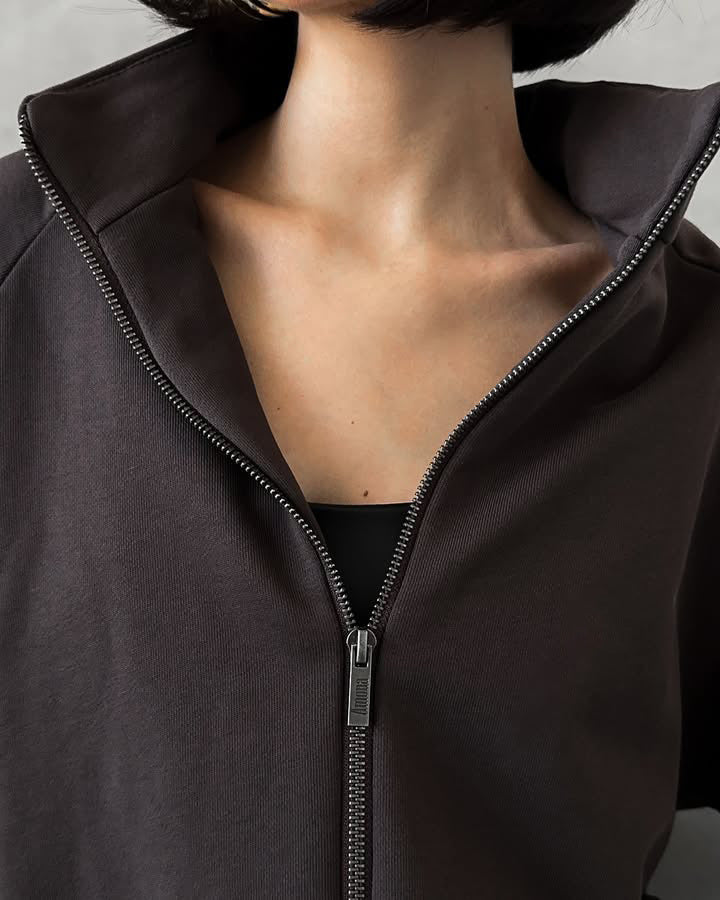 Damen gekürztes Zip-Hoodie mit elastischem Saum und hochgeschnittener High-Waist-Lounge-Jogginghose aus softem French-Terry Eichborn Berlin