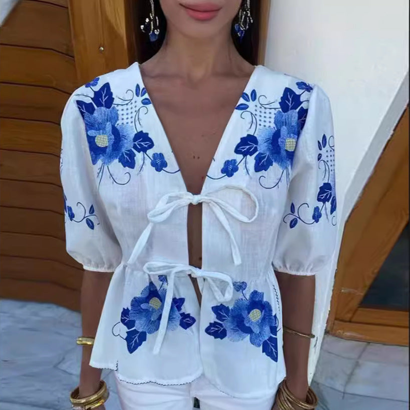 Damen Bluse mit floralen Stickereien und verspieltem Schnitt EB